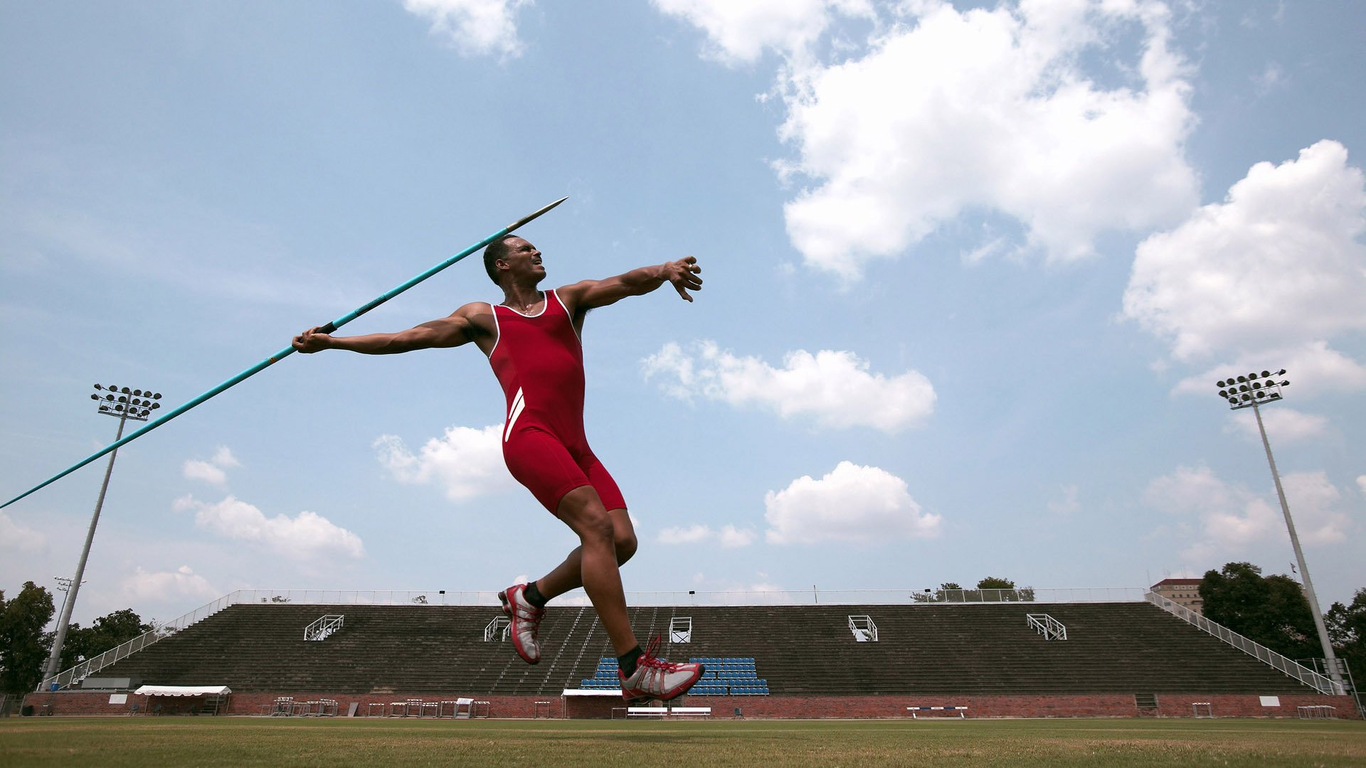 周琦赛点兑现，山东泰山淘汰圣安东尼奥马刺晋级四强，主帅激动落泪